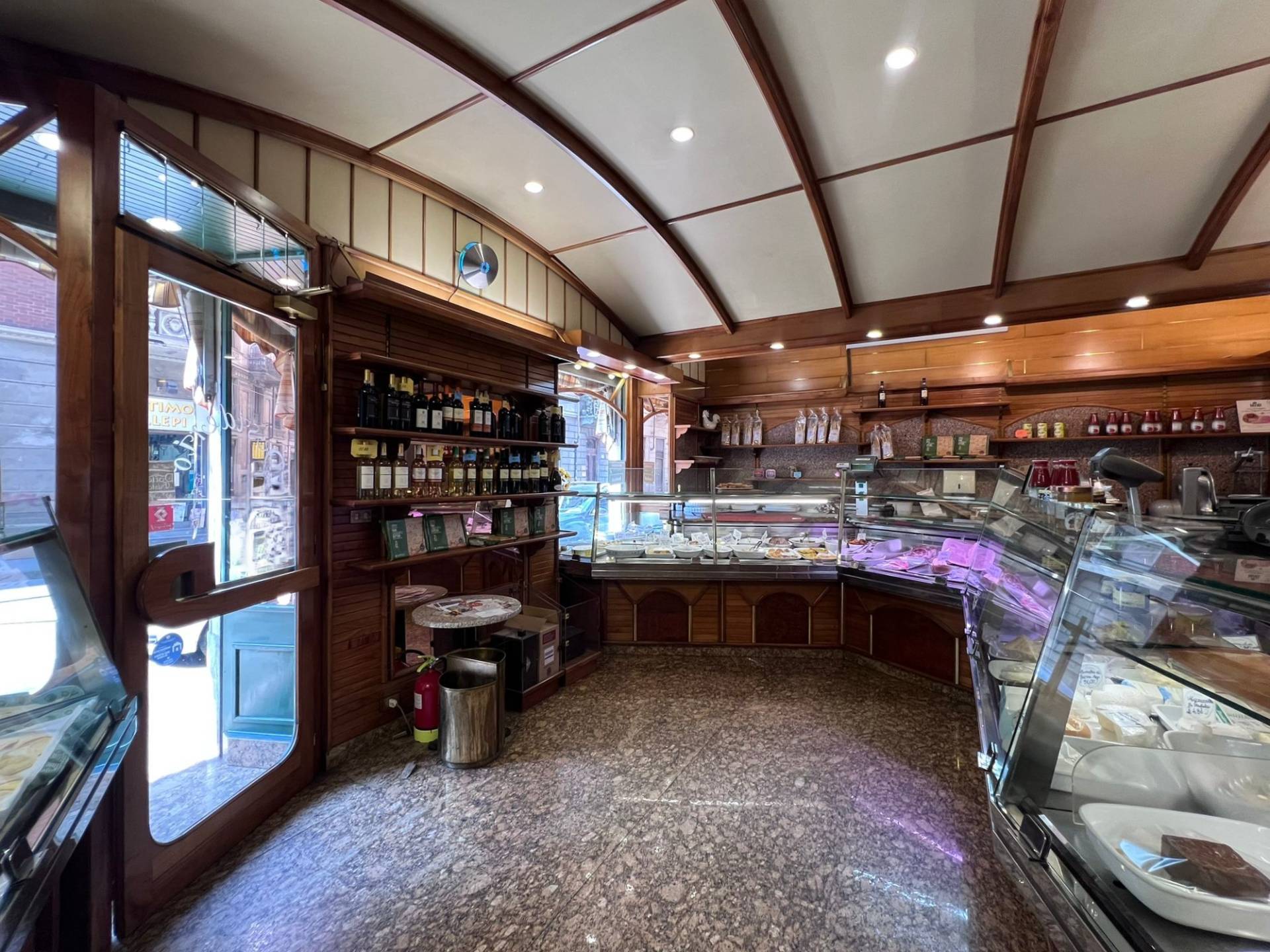 Locale commerciale in vendita a Torino, Vanchiglia