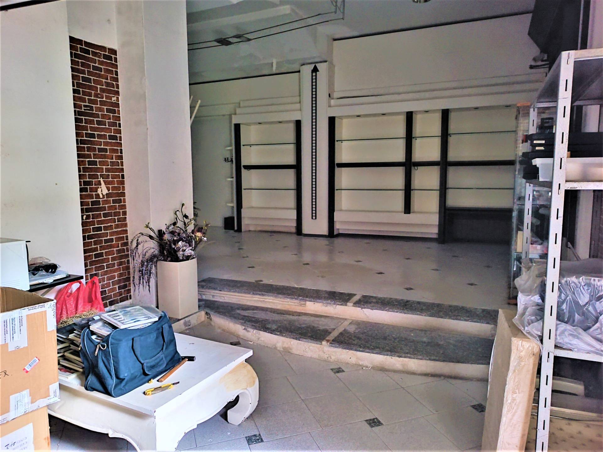 Locale commerciale in vendita a Pontedera