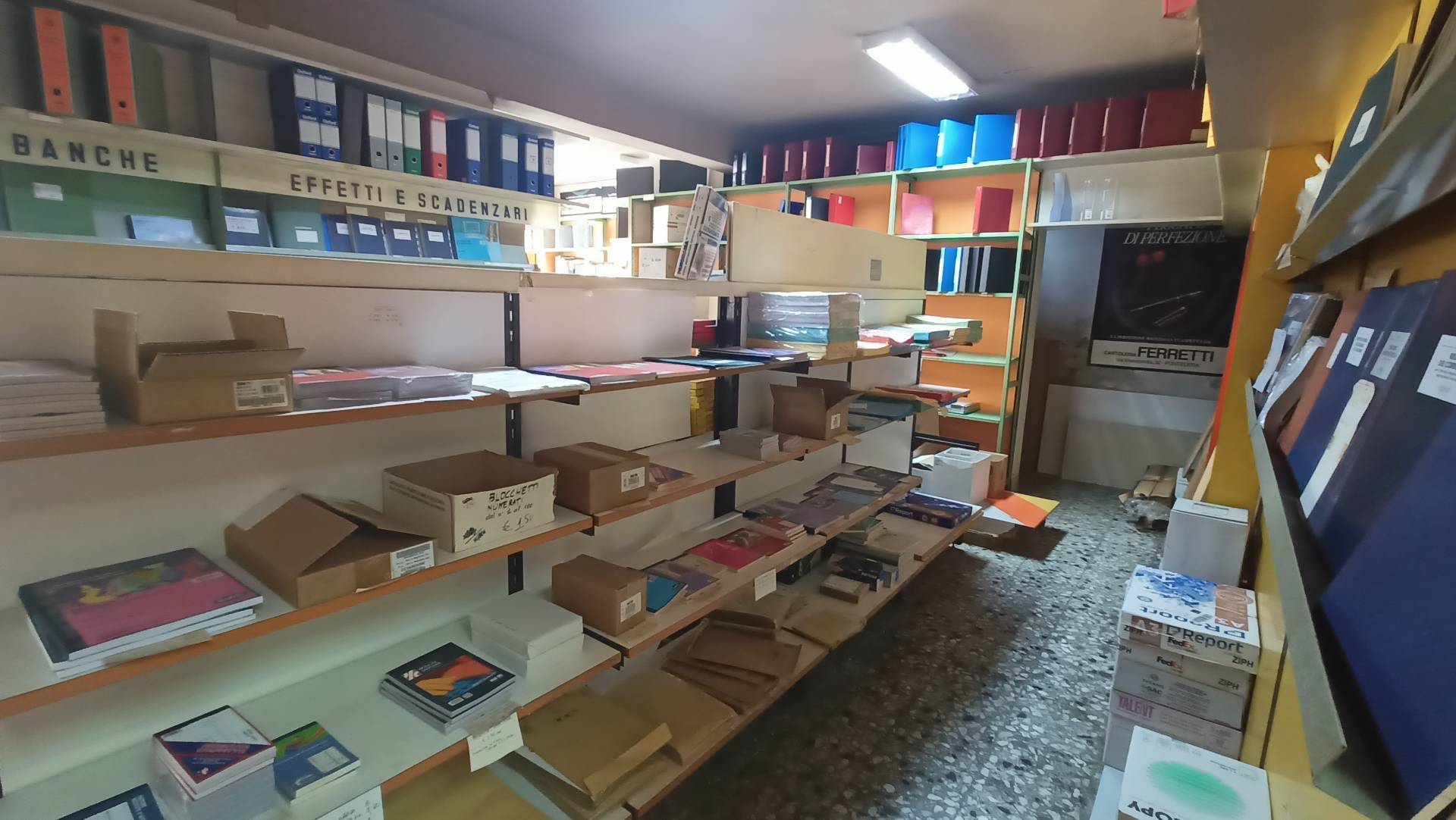 Locale commerciale in vendita a Pontedera