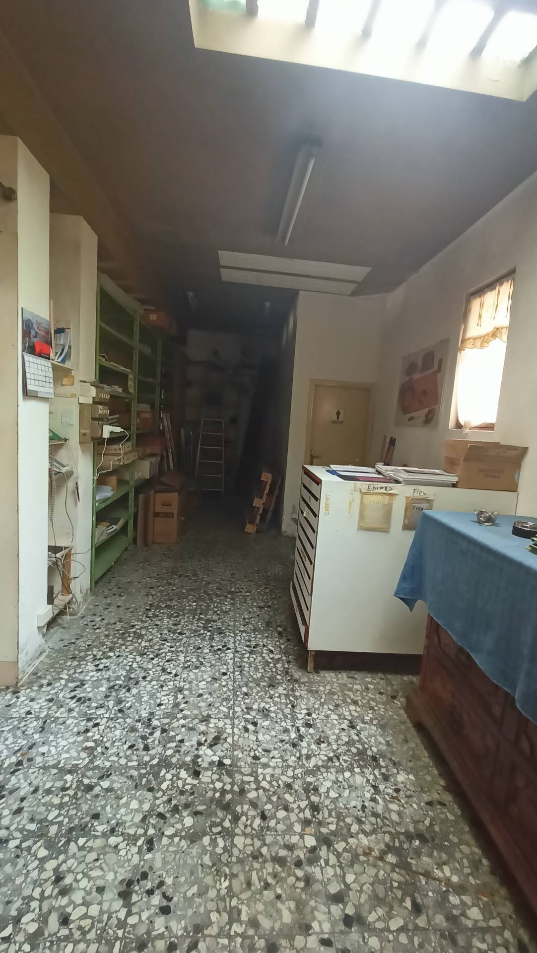 Locale commerciale in vendita a Pontedera