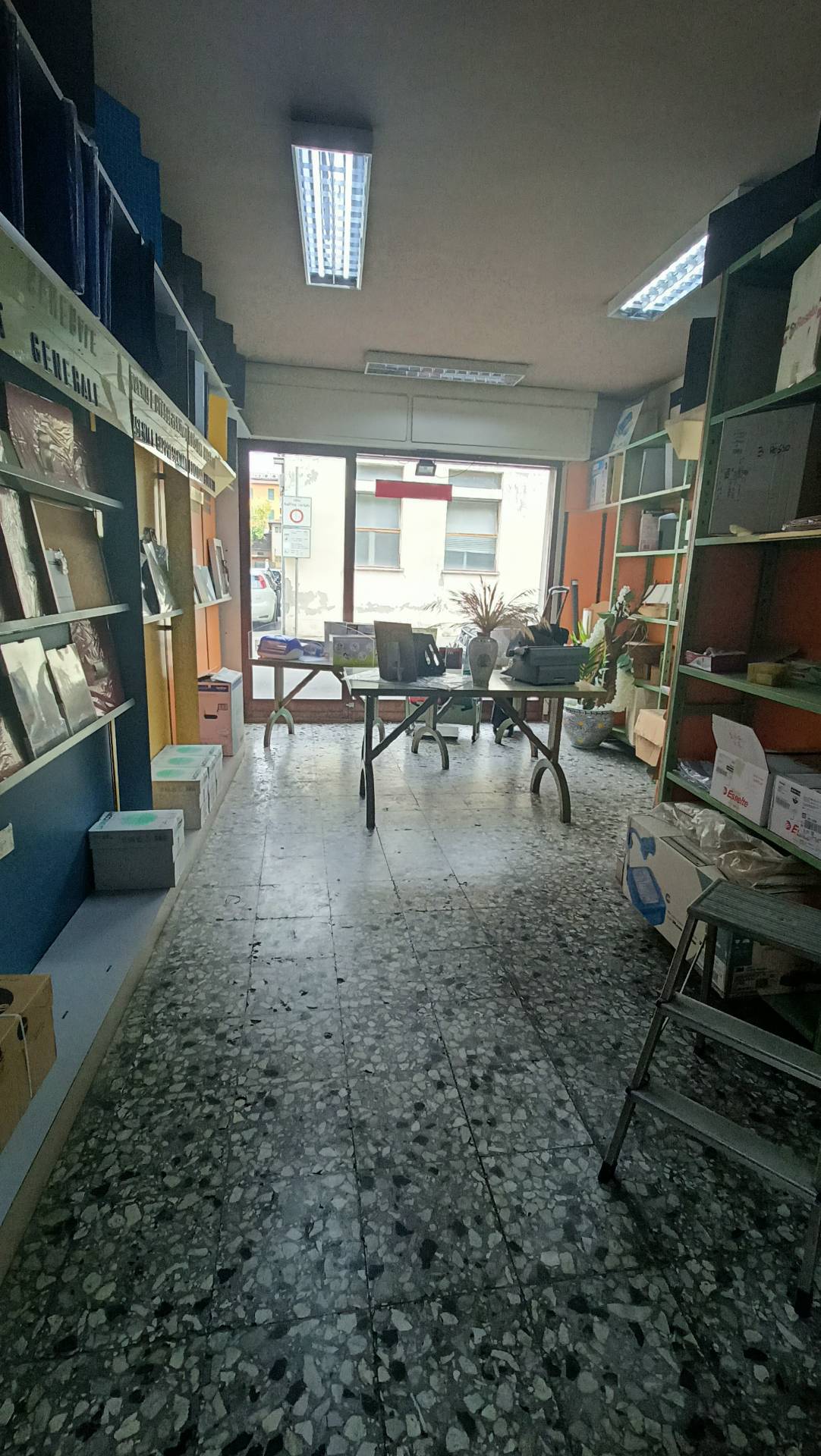 Locale commerciale in affitto a Pontedera