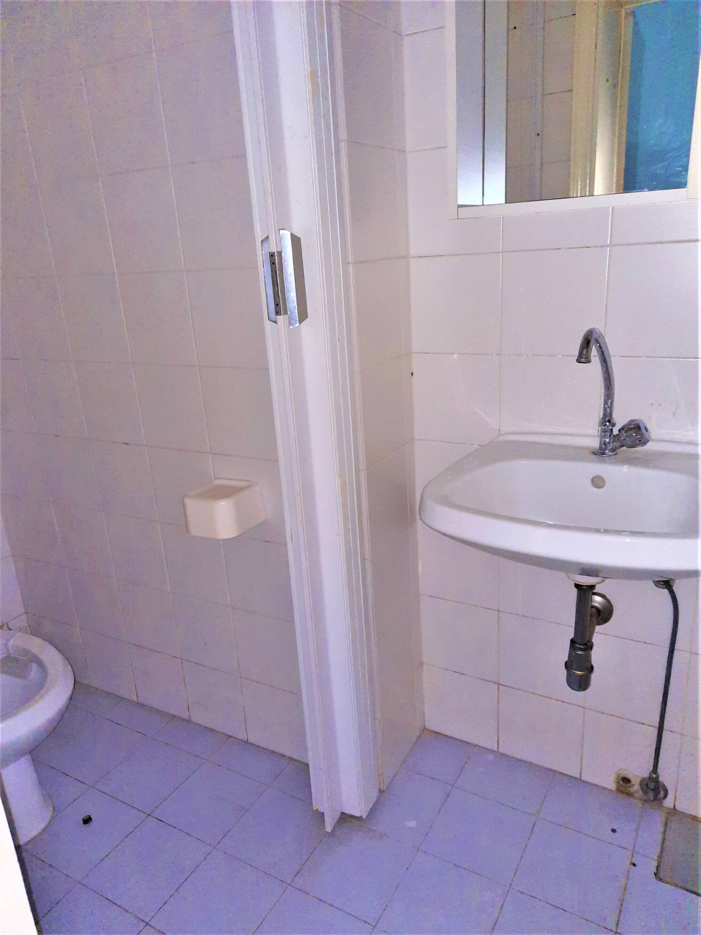 Locale commerciale in vendita a Pontedera