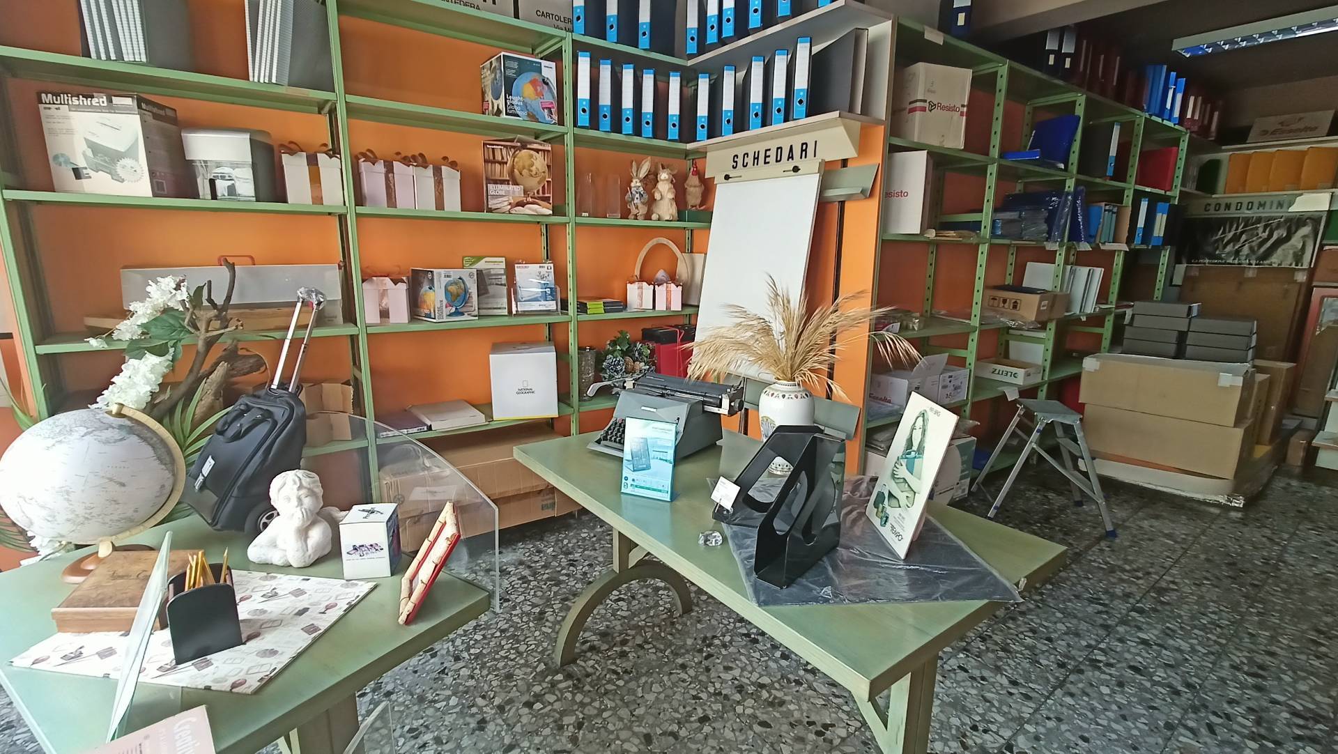 Locale commerciale in affitto a Pontedera