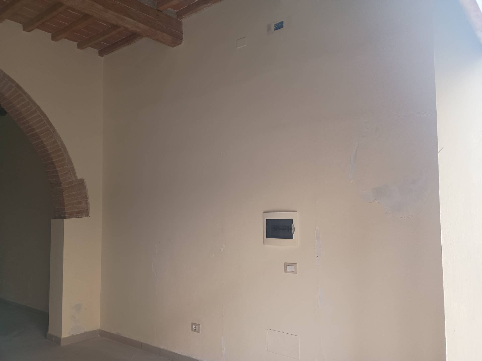 Locale commerciale in affitto a Ponsacco