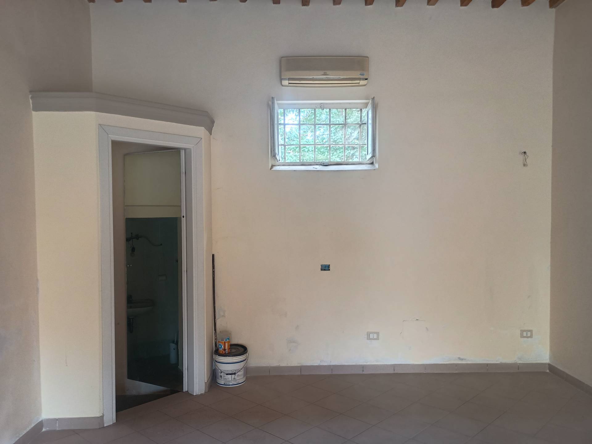 Locale commerciale in affitto a Ponsacco