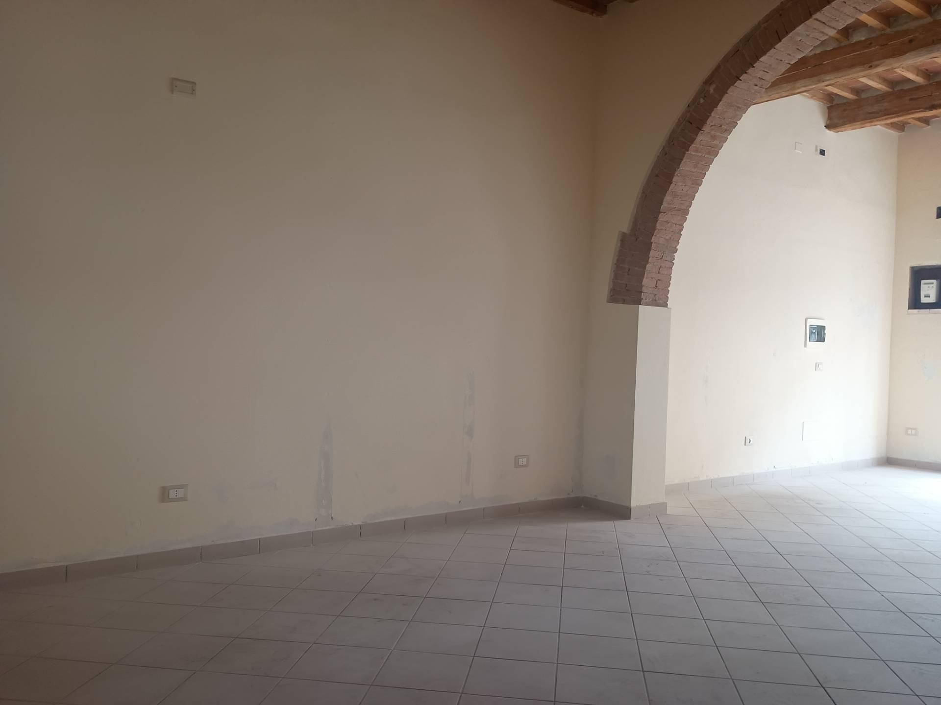 Locale commerciale in affitto a Ponsacco