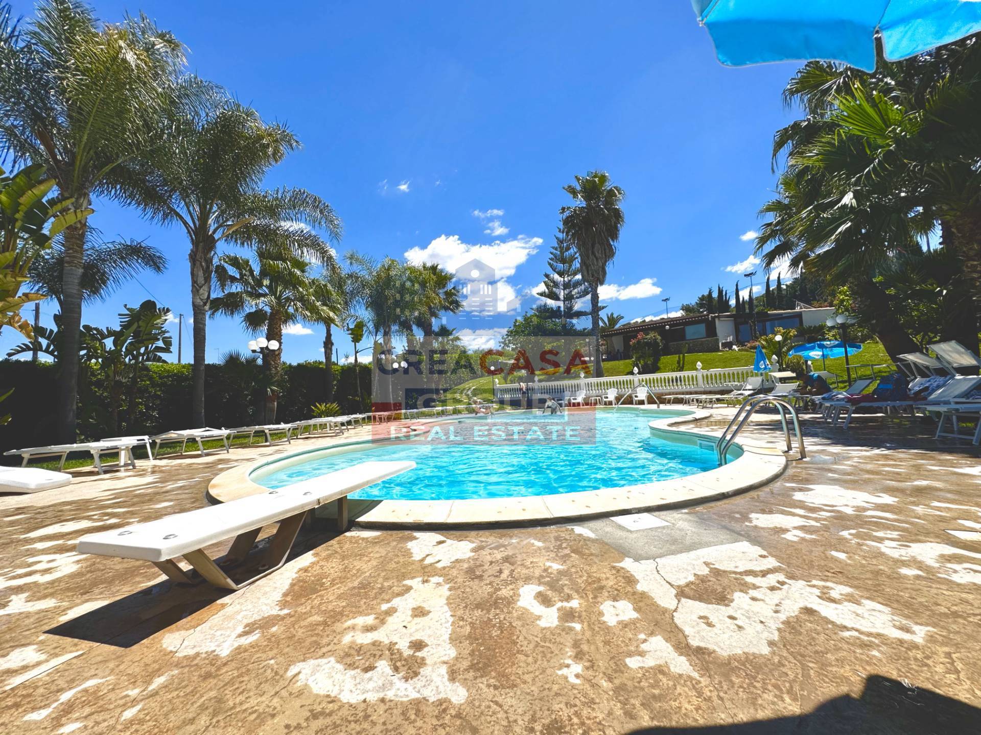 Villa con piscina e campo di Calcio in vendita a Riesi