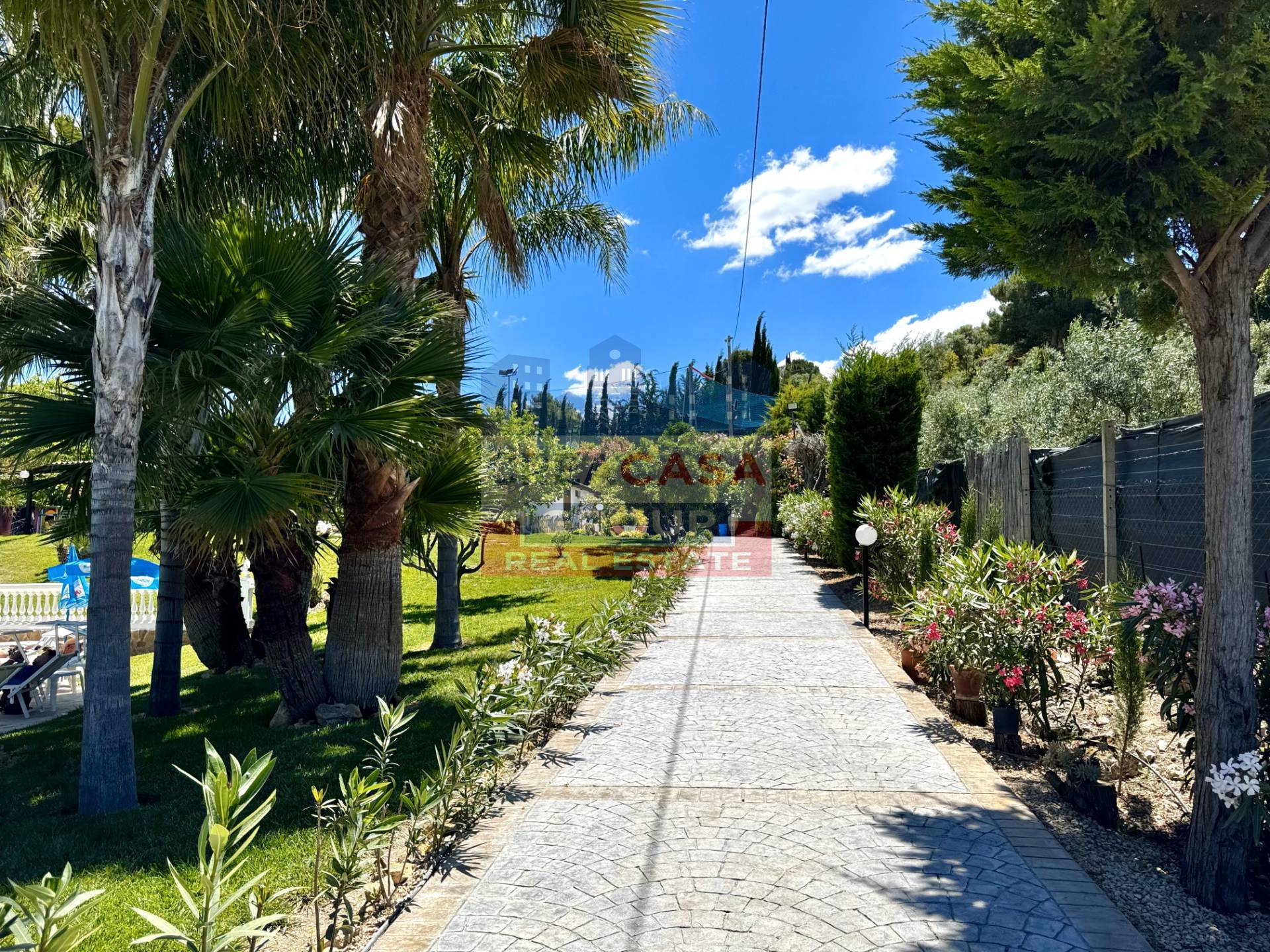 Villa con piscina e campo di Calcio in vendita a Riesi