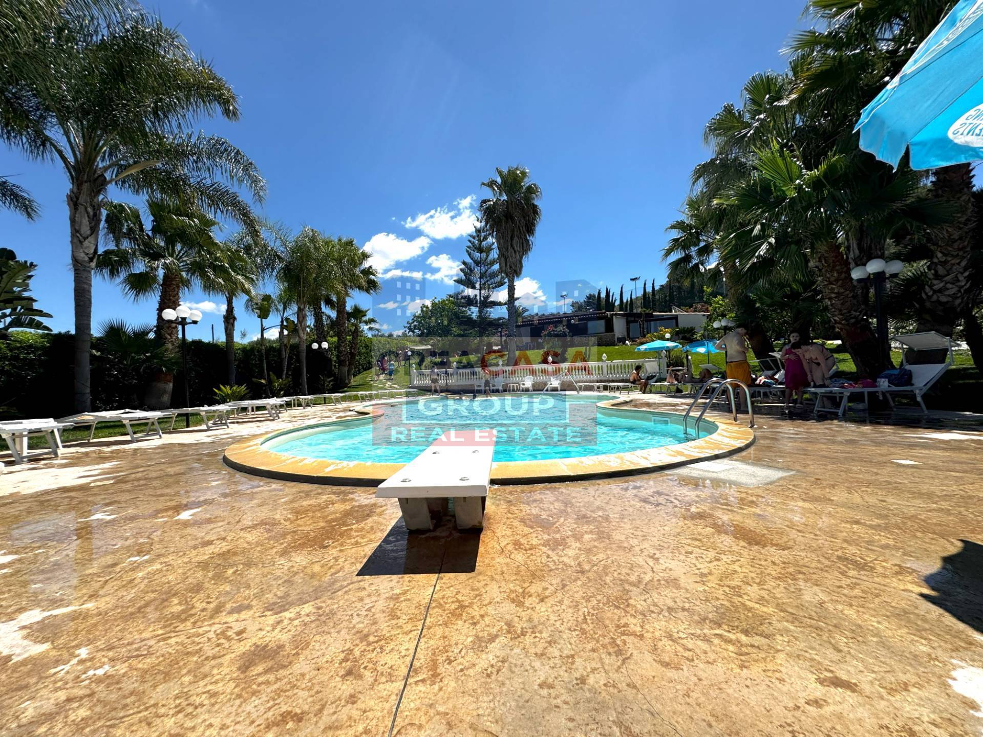 Villa con piscina e campo di Calcio in vendita a Riesi