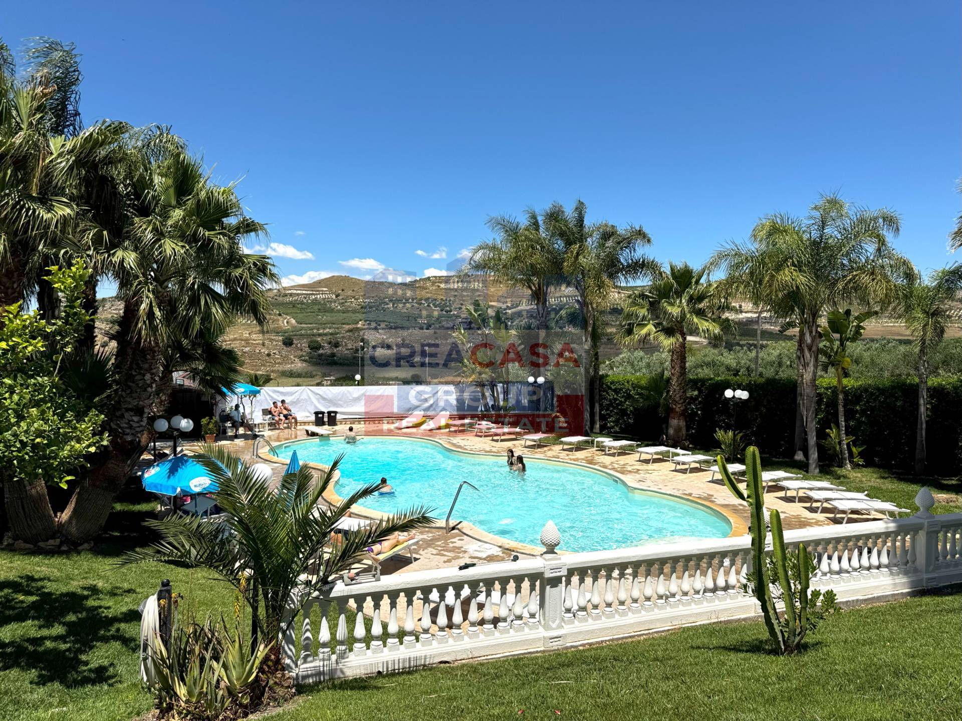 Villa con piscina e campo di Calcio in vendita a Riesi