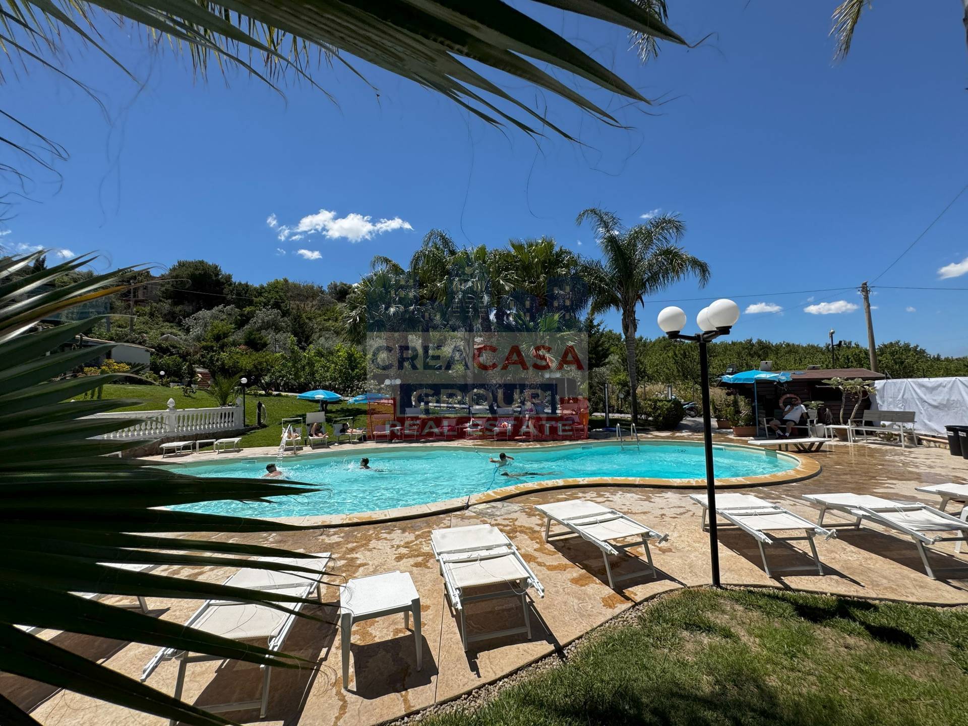 Villa con piscina e campo di Calcio in vendita a Riesi
