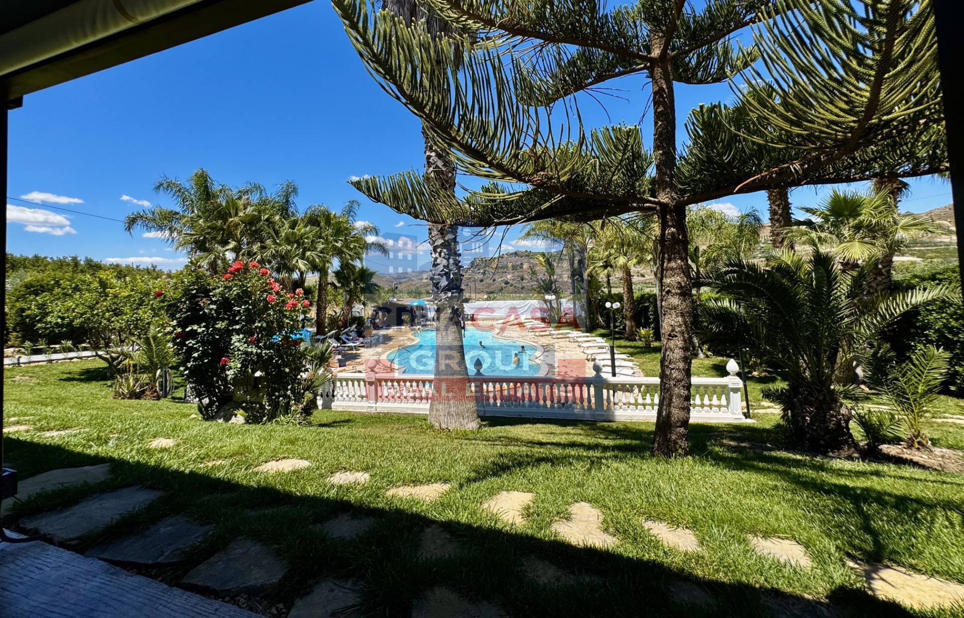 Villa con piscina e campo di Calcio in vendita a Riesi