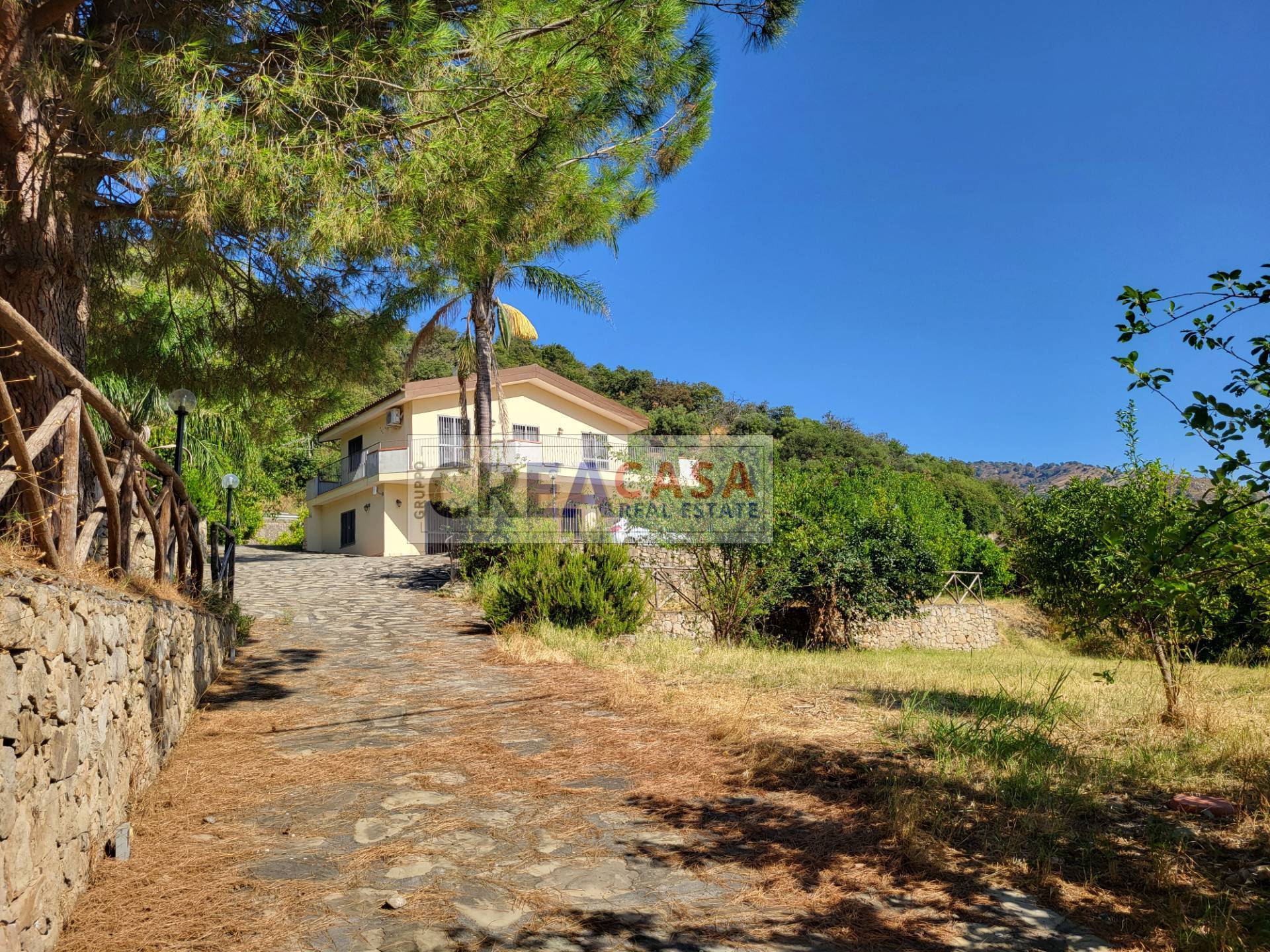 Villetta con terreno in vendita a Francavilla di Sicilia