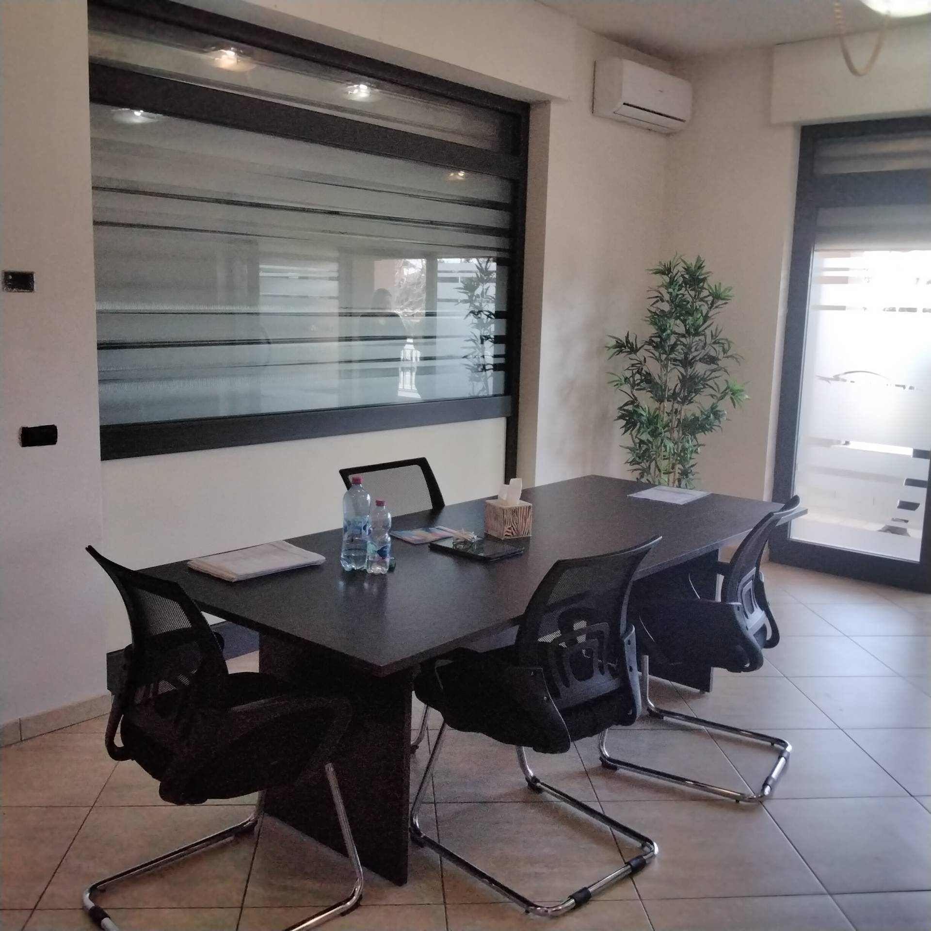 Locale commerciale in affitto a Fiumicino