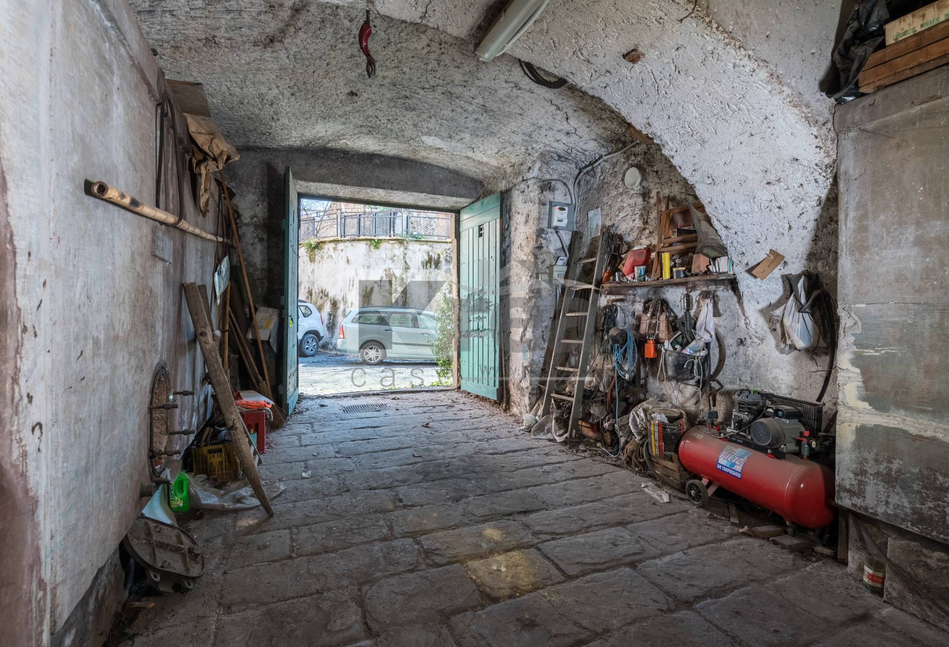 Magazzino in vendita a Marino, Marino Centro