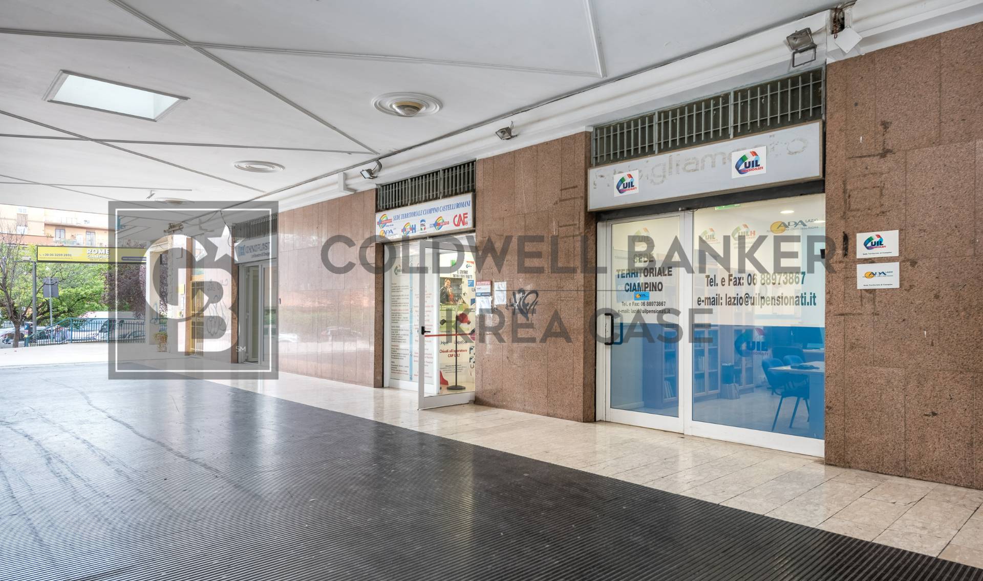 Locale commerciale in vendita a Ciampino, Centro