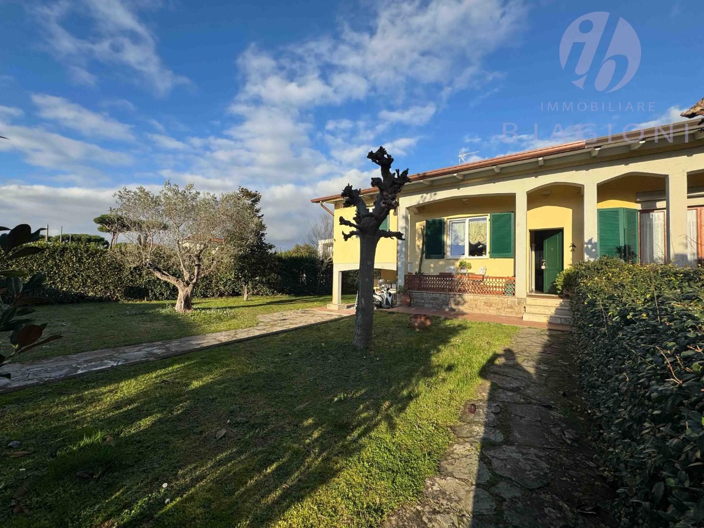 Villa Bifamiliare con giardino, Pietrasanta focette