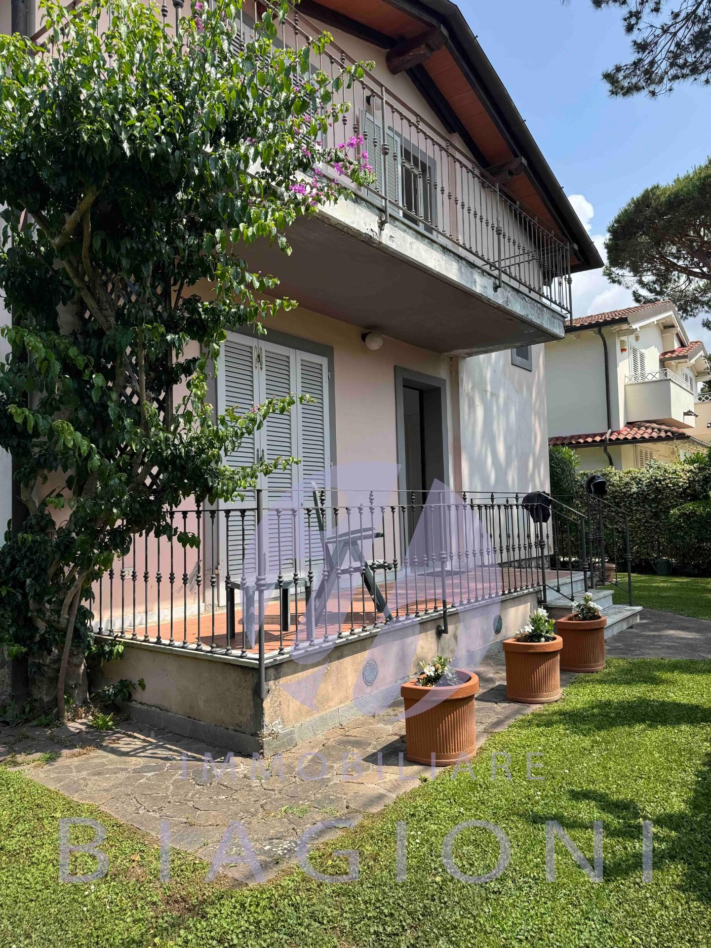 Villa con giardino, Pietrasanta tonfano