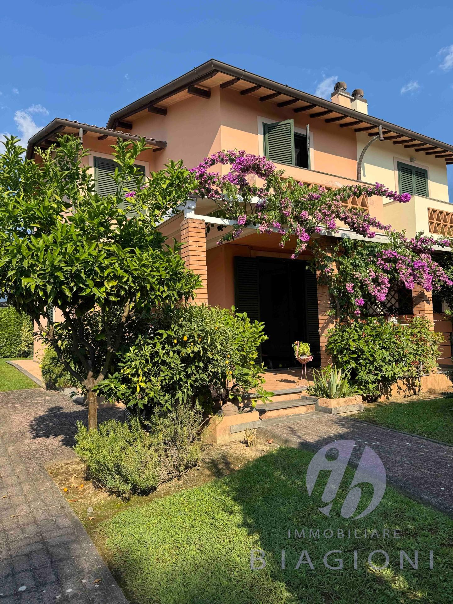 casa indipendente in vendita a Pietrasanta in zona Tonfano