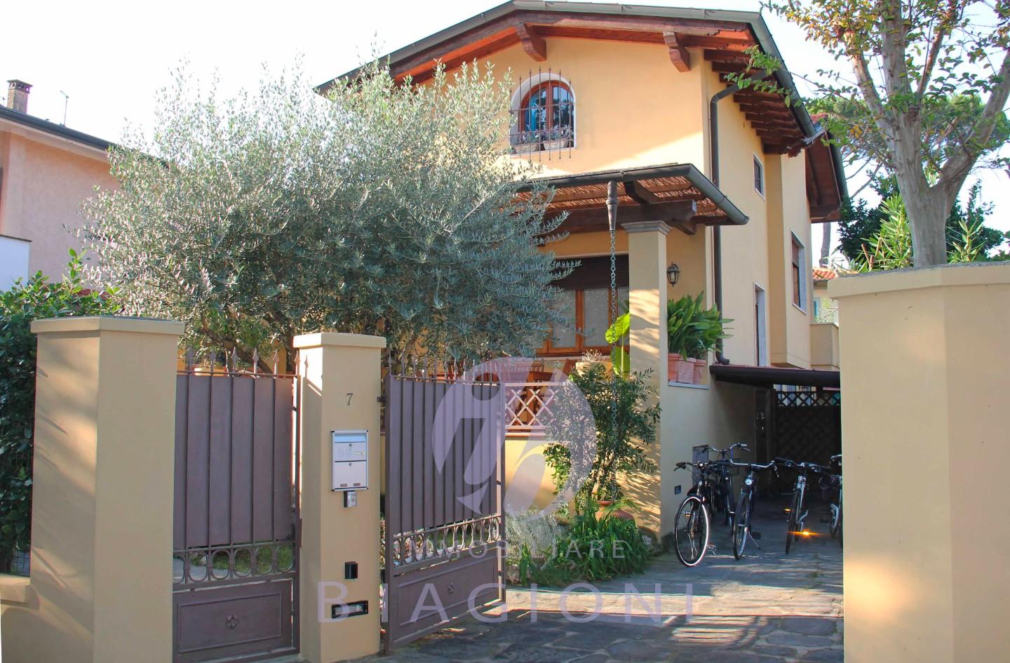 Casa indipendente con giardino, Pietrasanta fiumetto