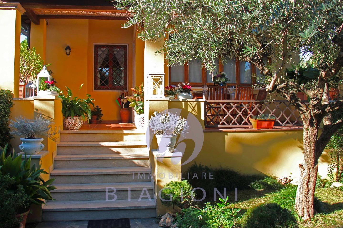 Casa indipendente con giardino, Pietrasanta fiumetto