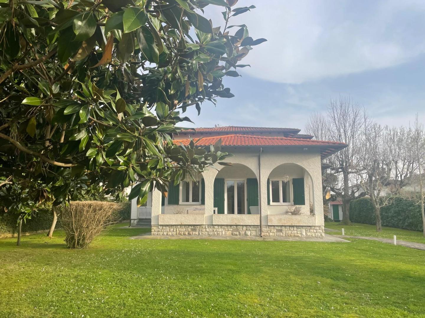 Villa arredata in affitto, Forte dei Marmi caranna