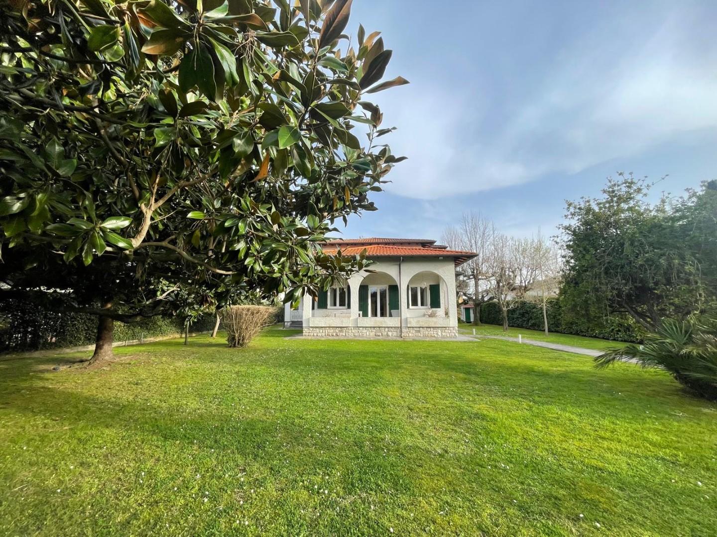 Villa arredata in affitto, Forte dei Marmi caranna