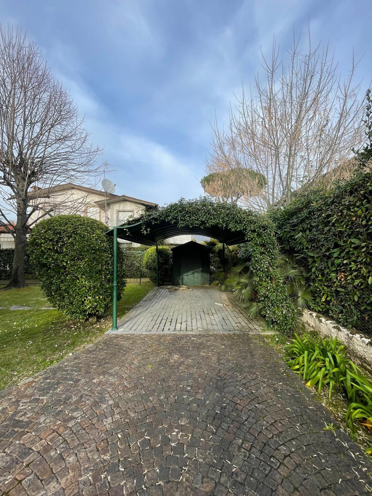 Villa arredata in affitto, Forte dei Marmi caranna