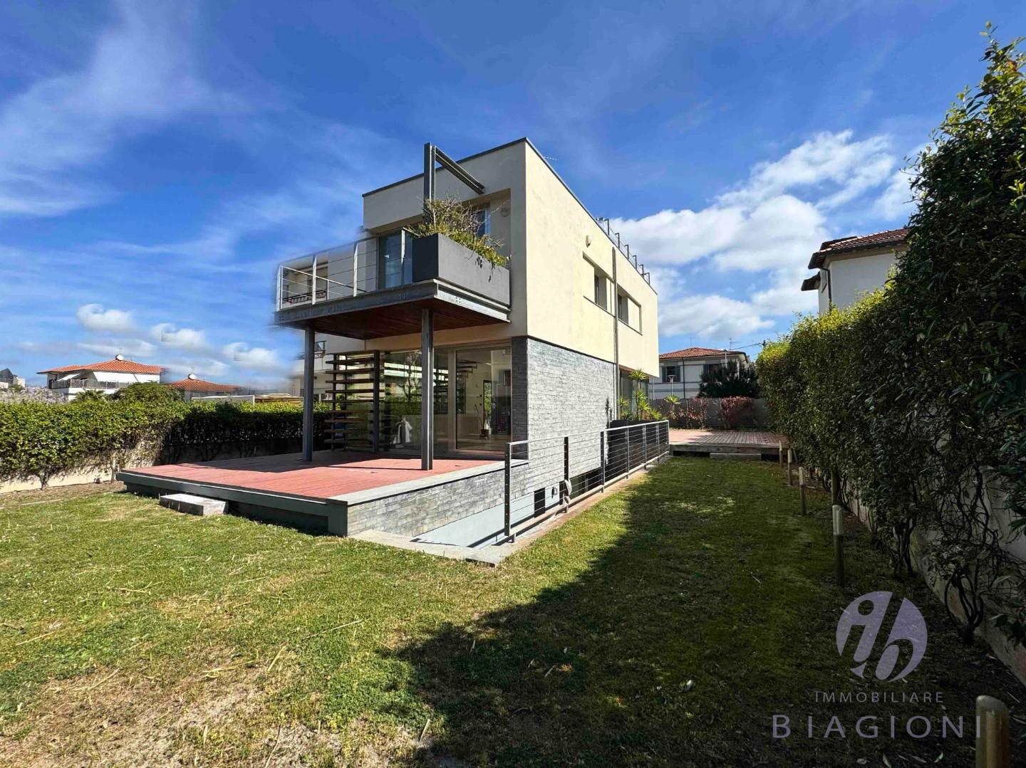 Villa con giardino, Camaiore lido di