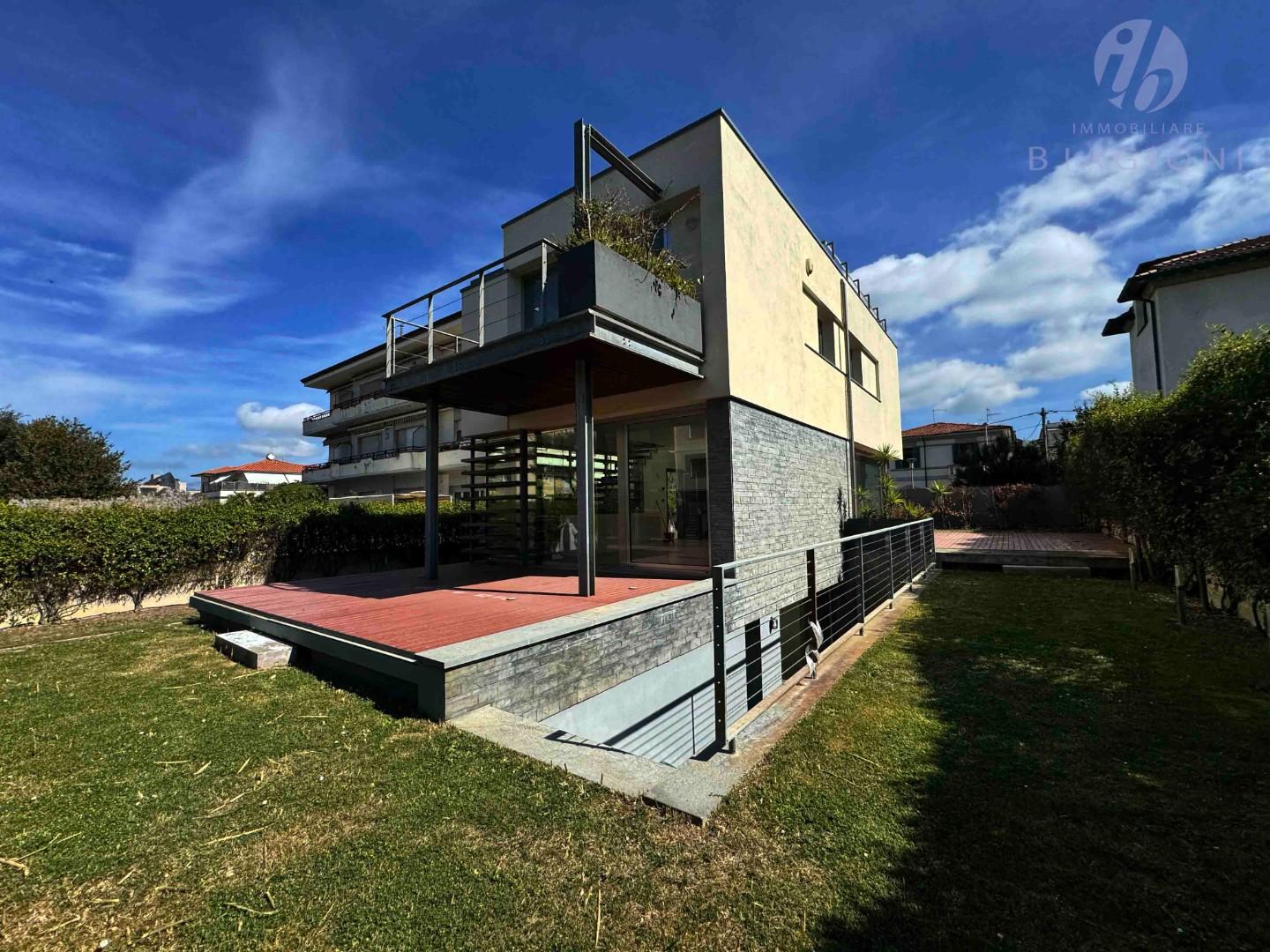 Villa con giardino, Camaiore lido di