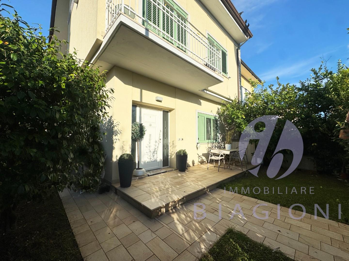 Villa Bifamiliare con giardino, Camaiore lido di