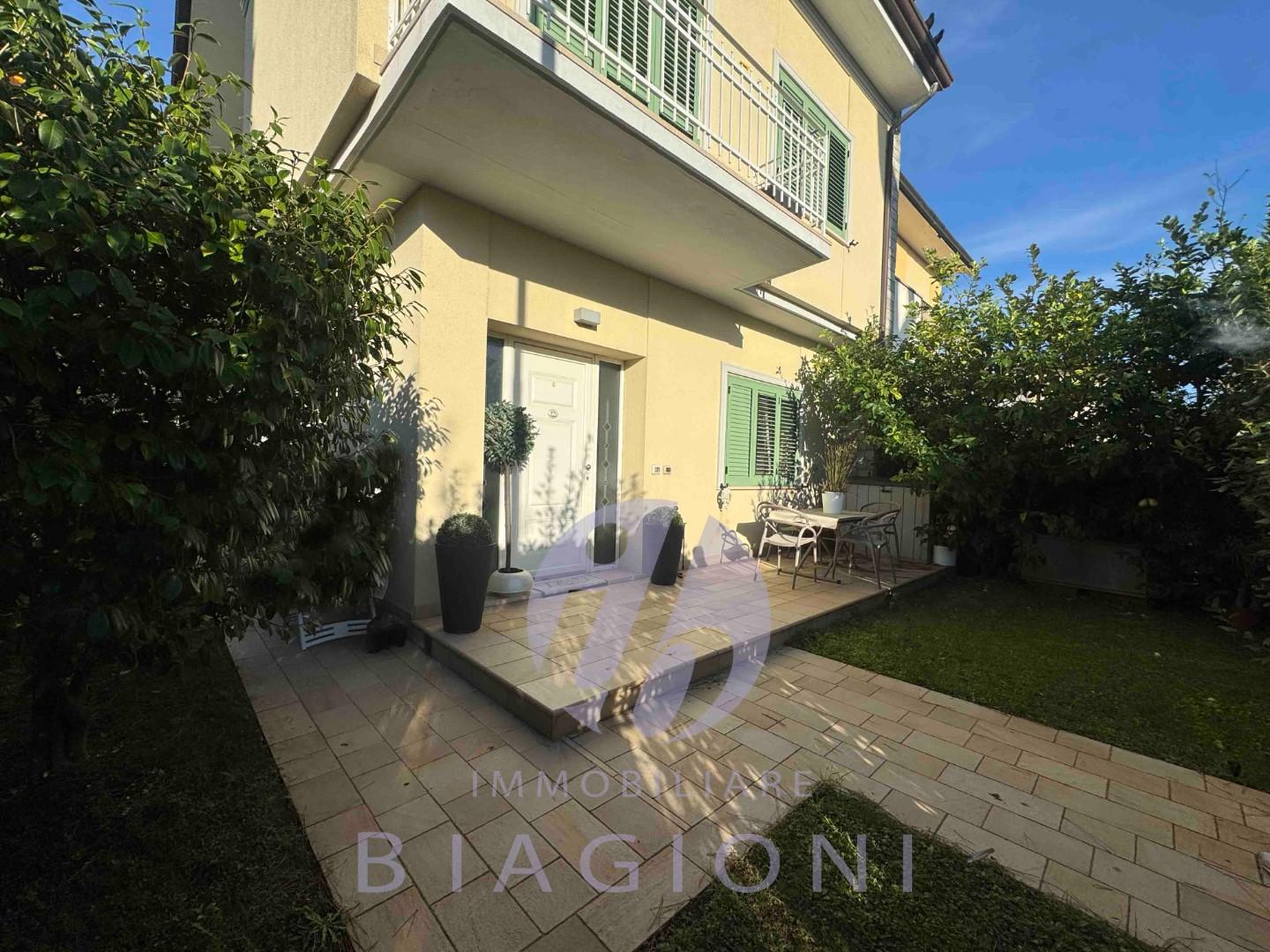 Villa Bifamiliare con giardino, Camaiore lido di