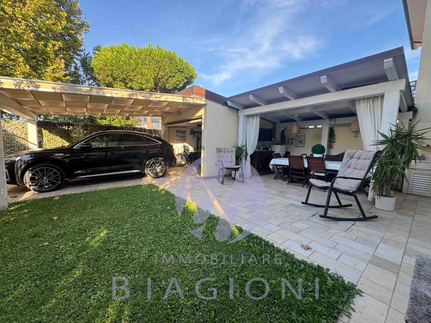 Villa Bifamiliare con giardino, Camaiore lido di