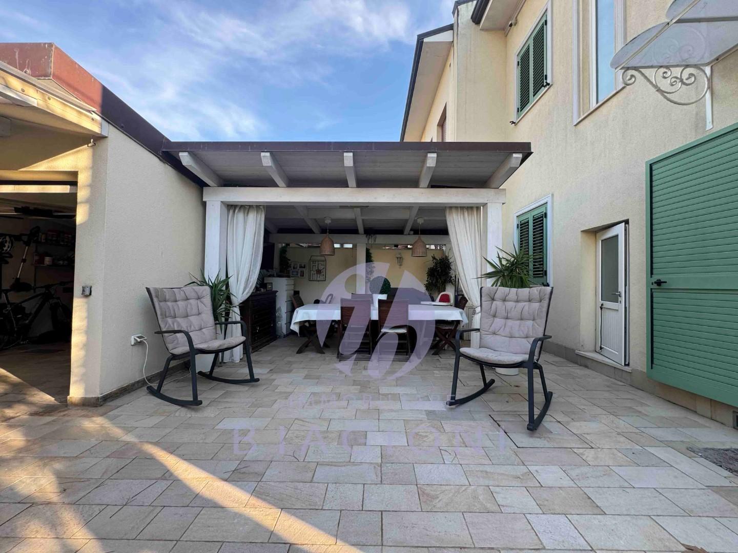 Villa Bifamiliare con giardino, Camaiore lido di