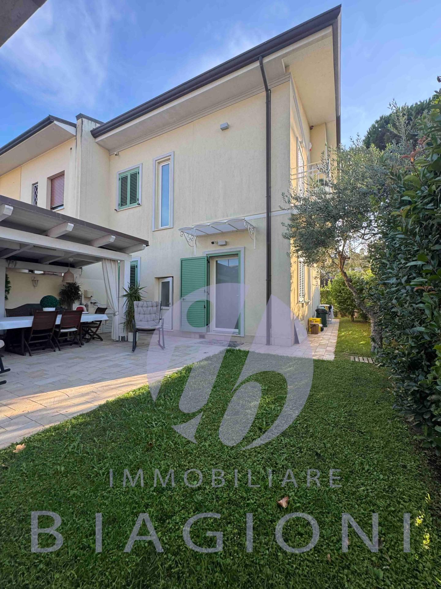 Villa Bifamiliare con giardino, Camaiore lido di