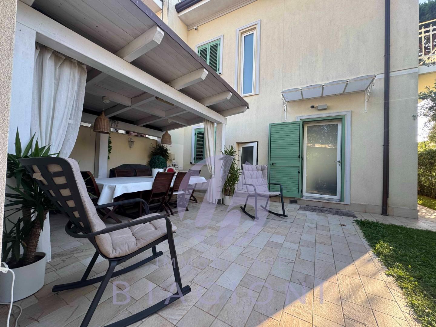 Villa Bifamiliare con giardino, Camaiore lido di
