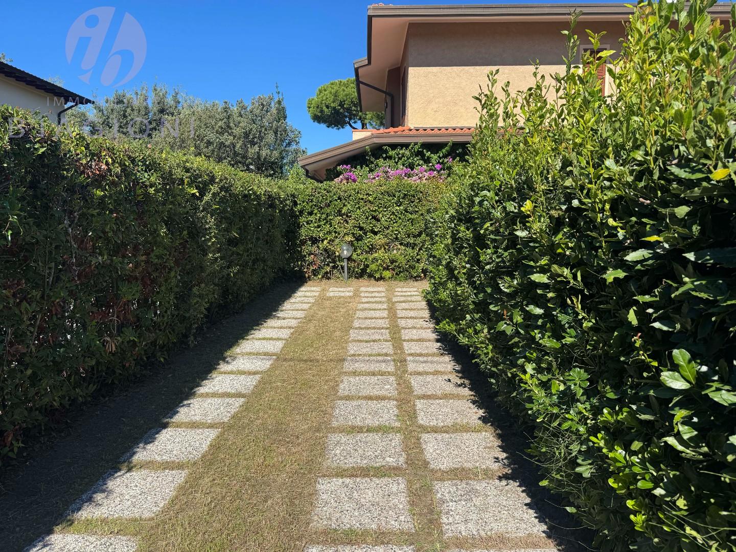 Villa Bifamiliare con giardino, Pietrasanta tonfano