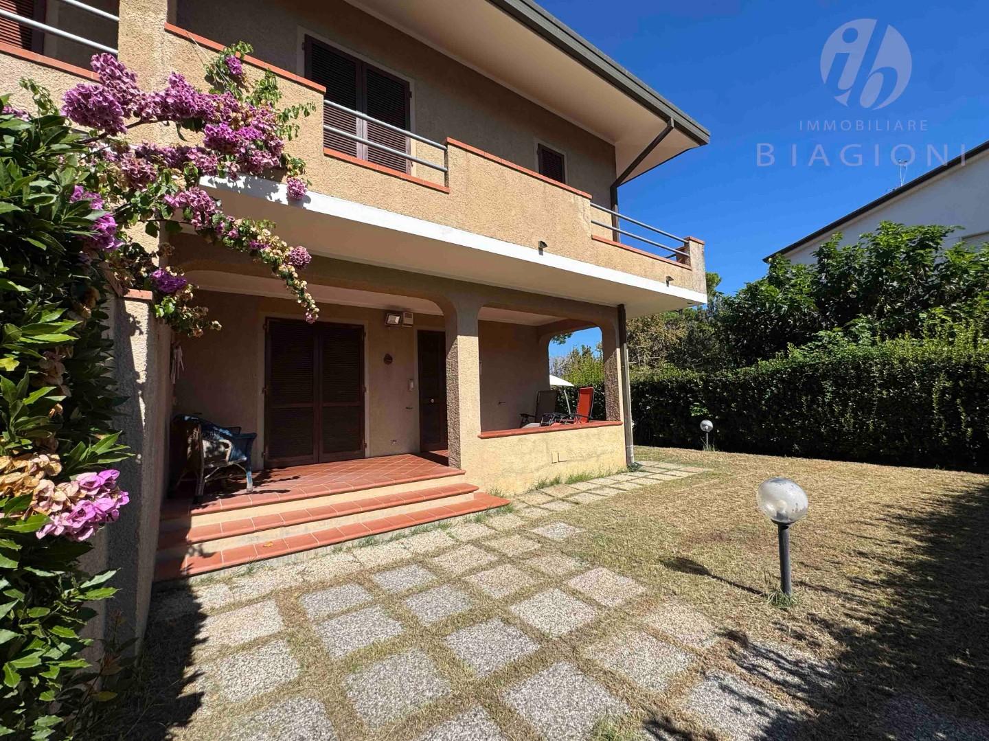 Villa Bifamiliare con giardino, Pietrasanta tonfano