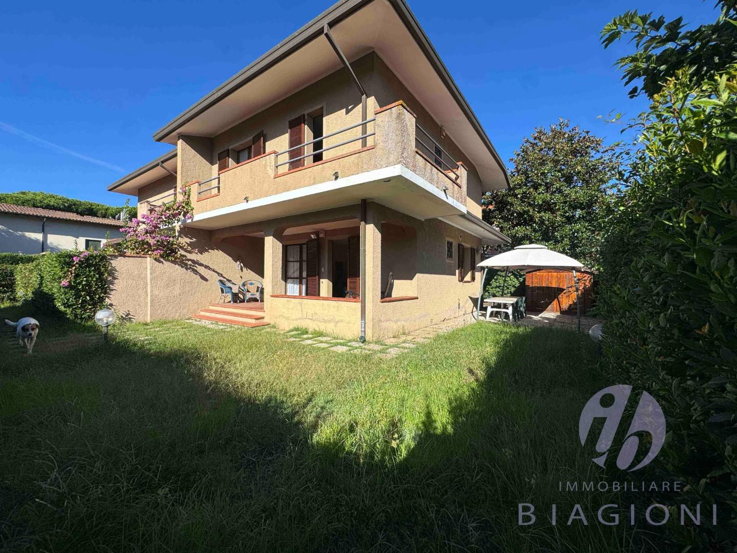 Villa Bifamiliare con giardino, Pietrasanta tonfano