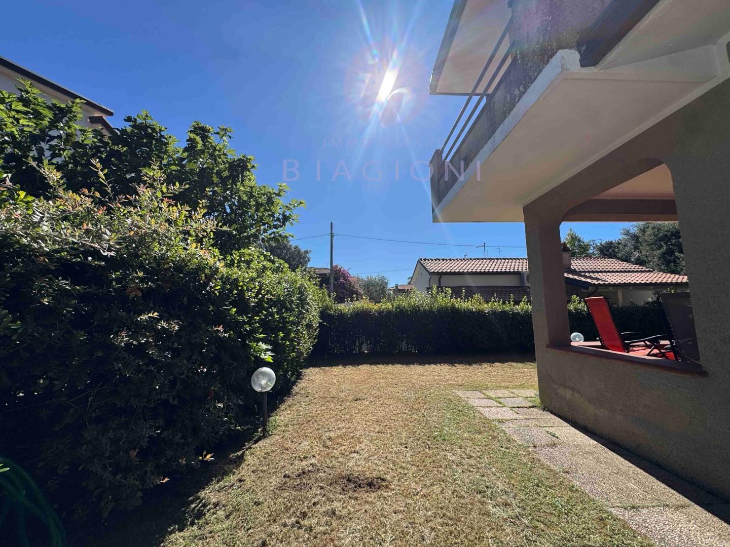 Villa Bifamiliare con giardino, Pietrasanta tonfano