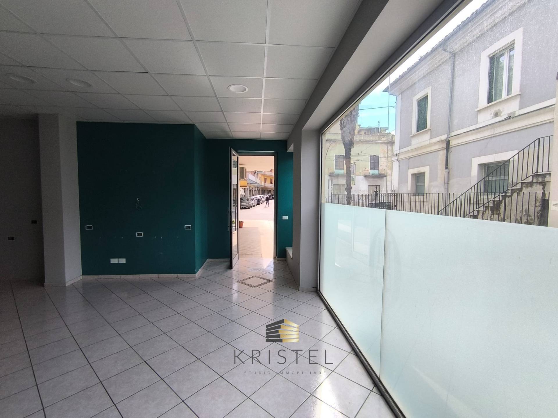 Locale commerciale in vendita a Chieti, Stazione