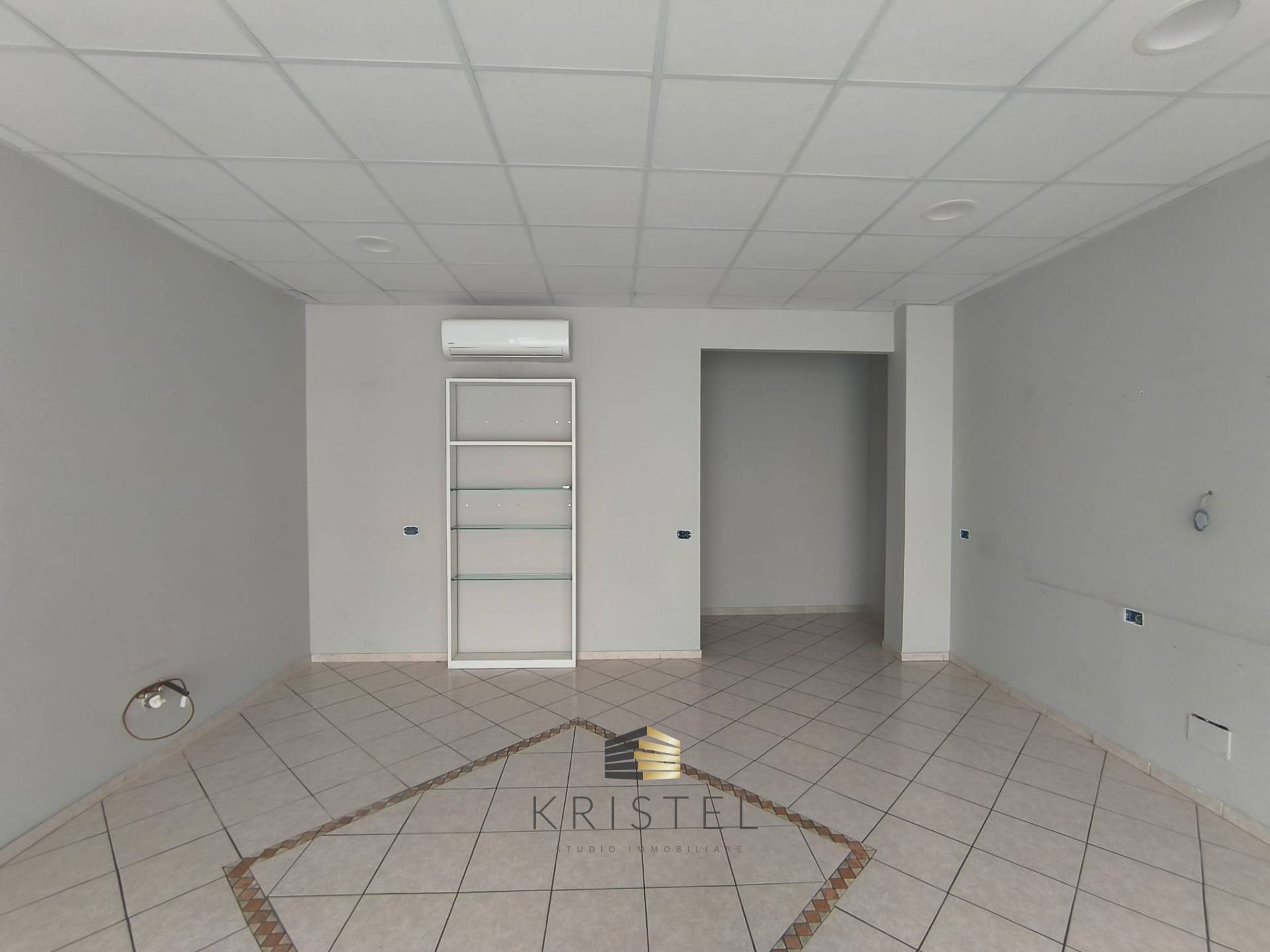 Locale commerciale in vendita a Chieti, Stazione