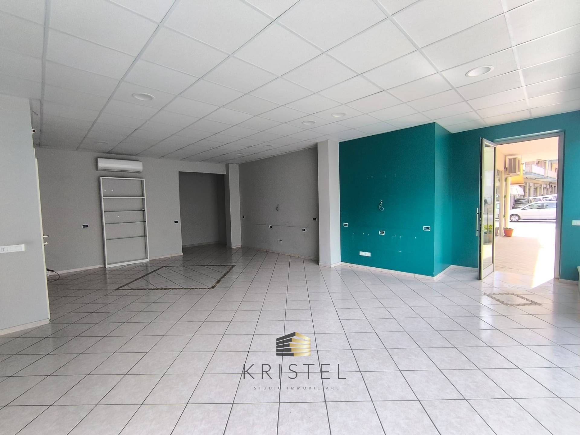 Locale commerciale in vendita a Chieti, Stazione