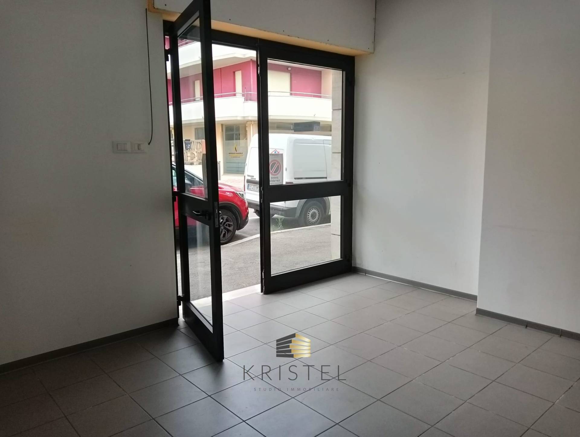 Locale commerciale in vendita a Pescara, Zona Ospedale