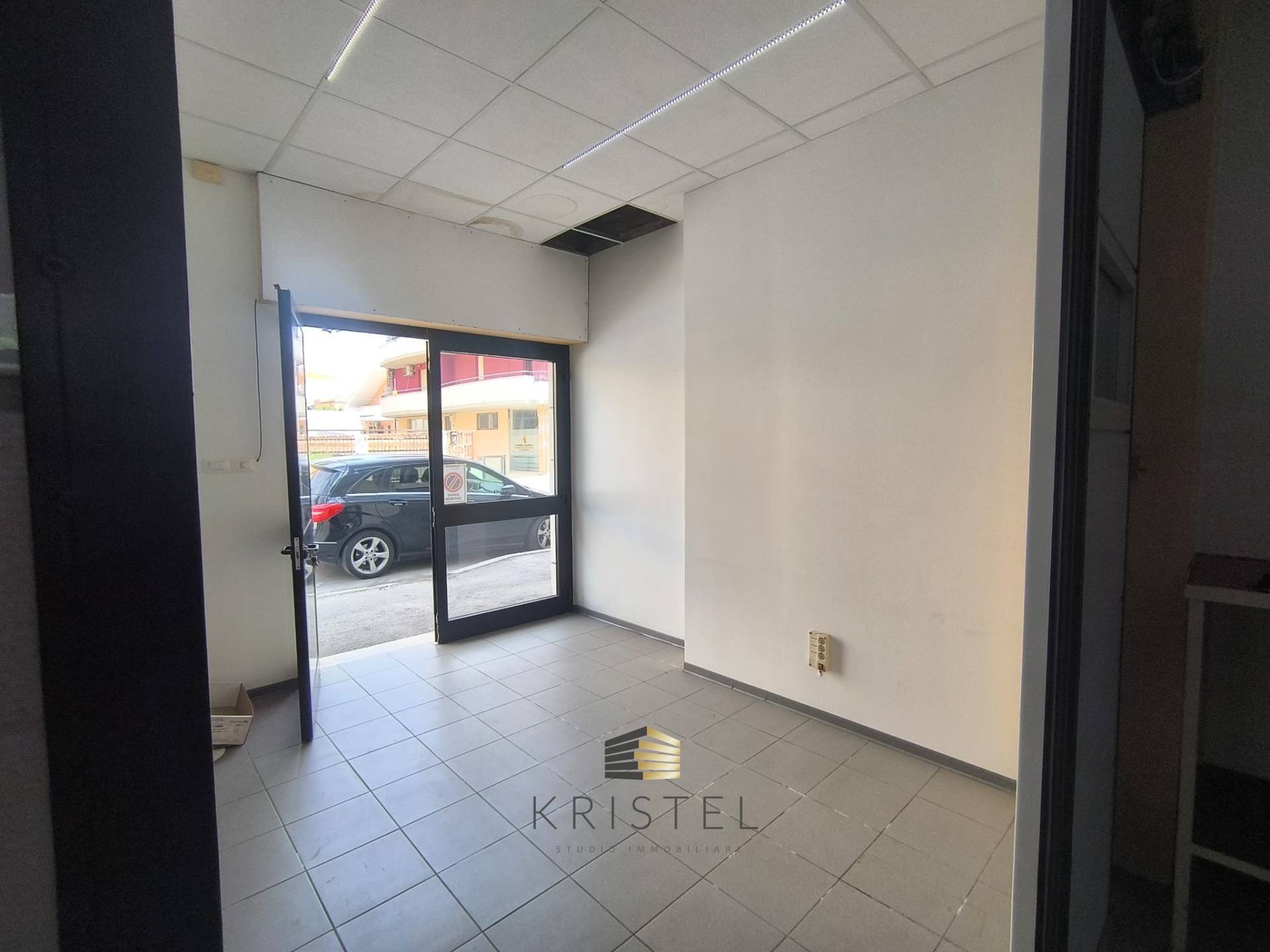 Locale commerciale in vendita a Pescara, Zona Ospedale