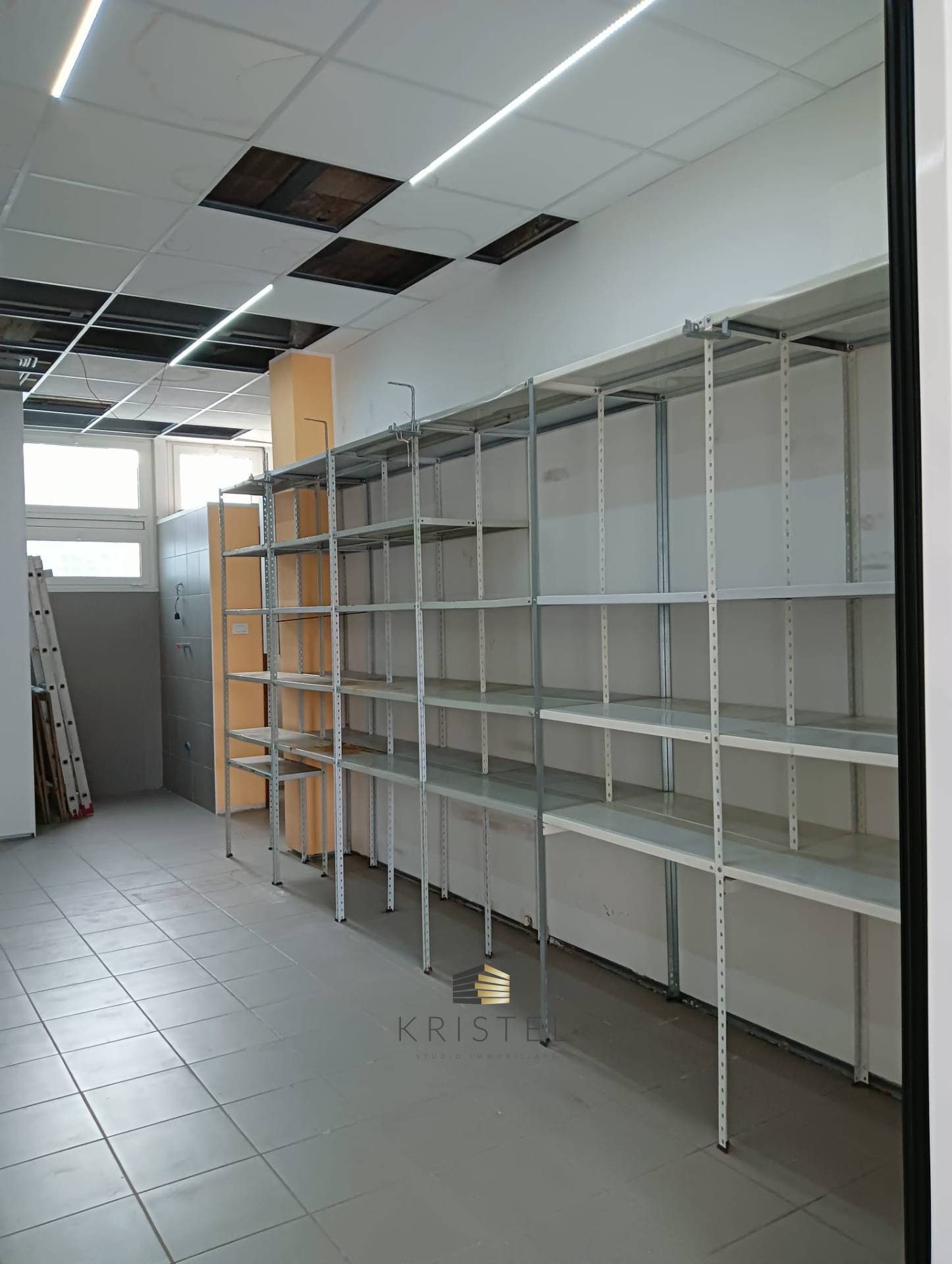 Locale commerciale in vendita a Pescara, Zona Ospedale