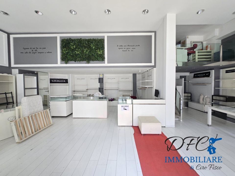 Locale commerciale in affitto a Afragola