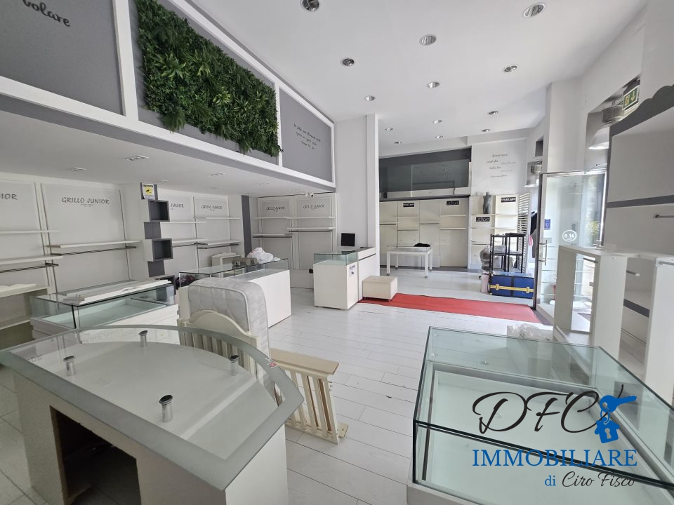 Locale commerciale in affitto a Afragola