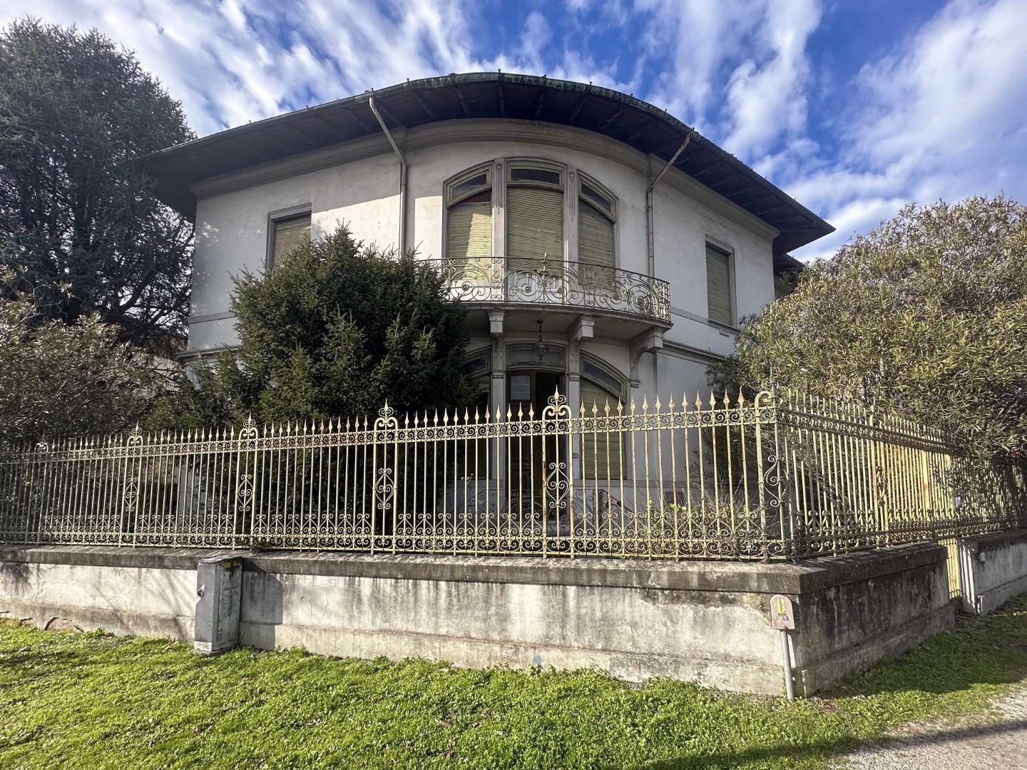 Villa con giardino, Lucca sant'anna