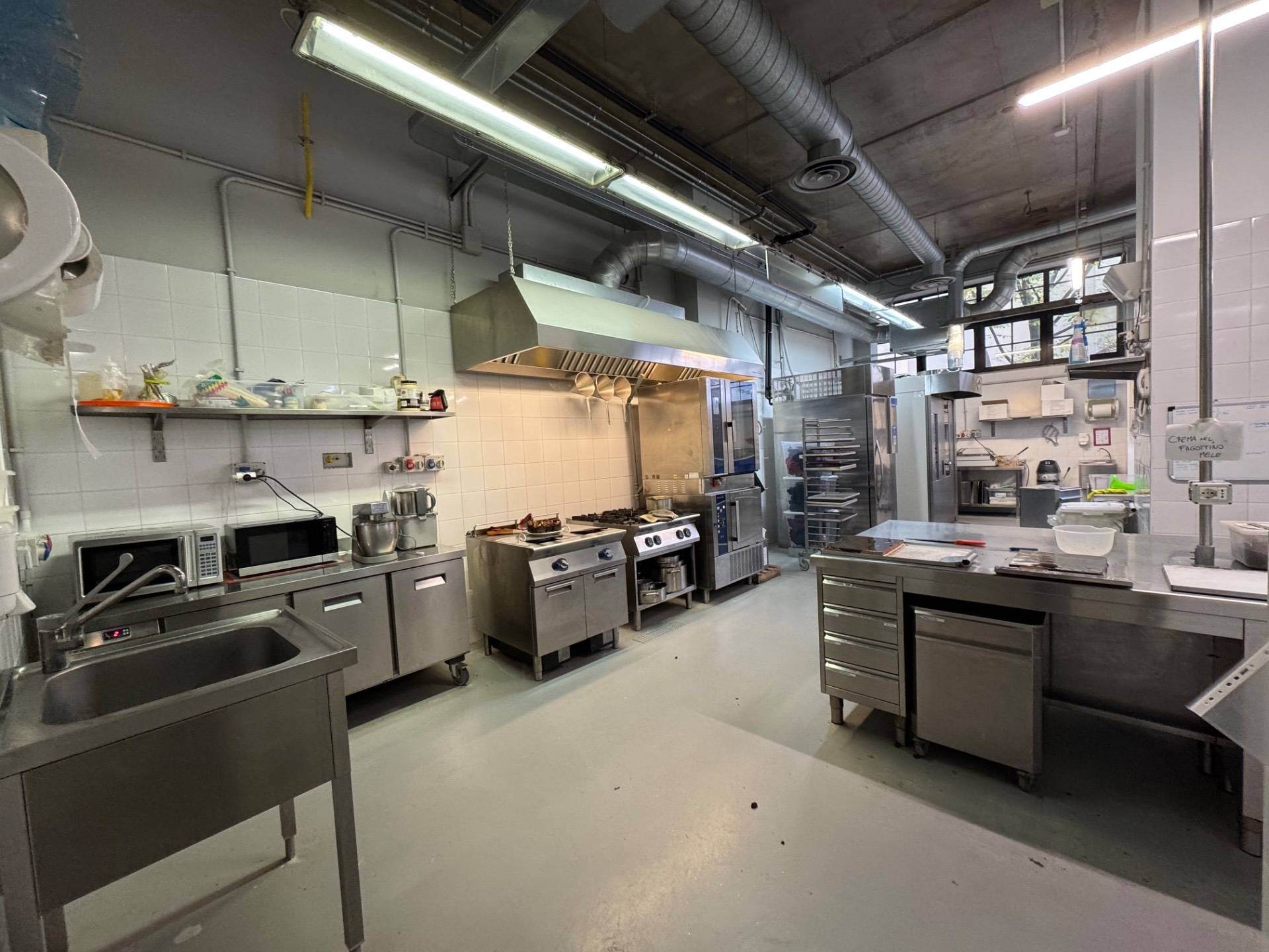 Locale commerciale in affitto a Milano, Loreto - Corso Buenos Aires